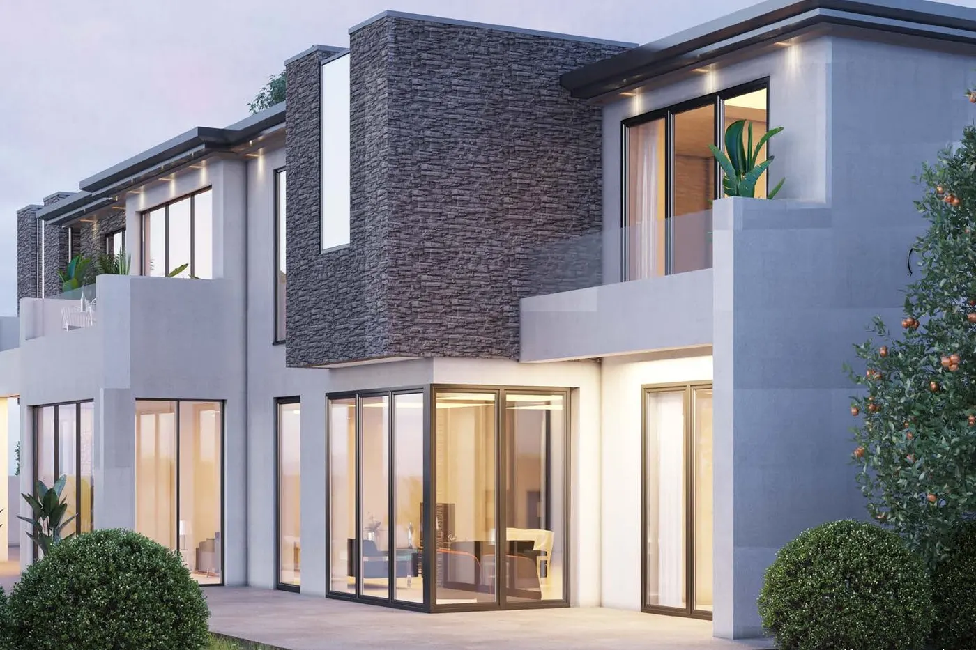 Modernes Wohnhaus am Abend mit großen, beleuchteten Fensterflächen